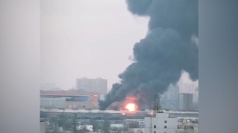 V Moskvě hoří rozlehlý sklad zboží